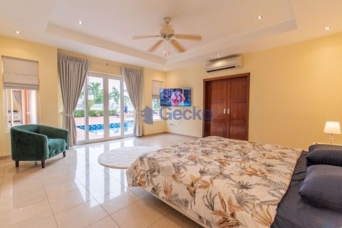 House in Pattaya, Thailand 4 bedrooms № 196700 - photo 24