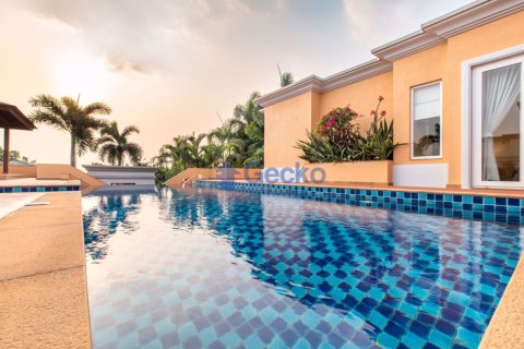 House in Pattaya, Thailand 4 bedrooms № 196700 - photo 10