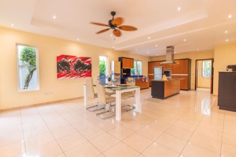 House in Pattaya, Thailand 4 bedrooms № 196700 - photo 17