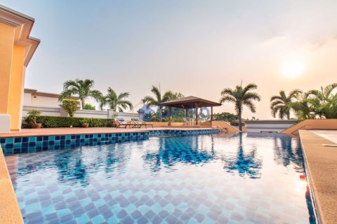 House in Pattaya, Thailand 4 bedrooms № 196700 - photo 11