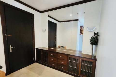 Condo in Bangkok, Thailand, 2 bedrooms  № 143436 - photo 6