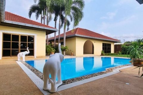 Villa in Pattaya, Thailand 4 bedrooms № 116708 - photo 1