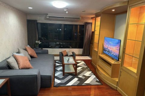 Condo in Bangkok, Thailand, 3 bedrooms № 116710 - photo 2