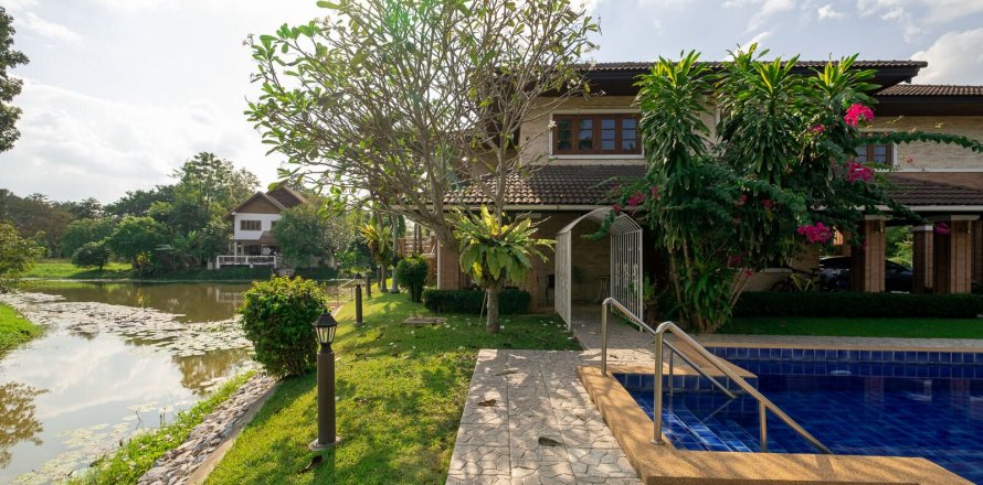 House in Chiang Mai, Thailand 4 bedrooms № 121857