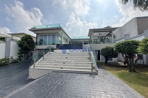 House in Pattaya, Thailand 10 bedrooms № 196120
