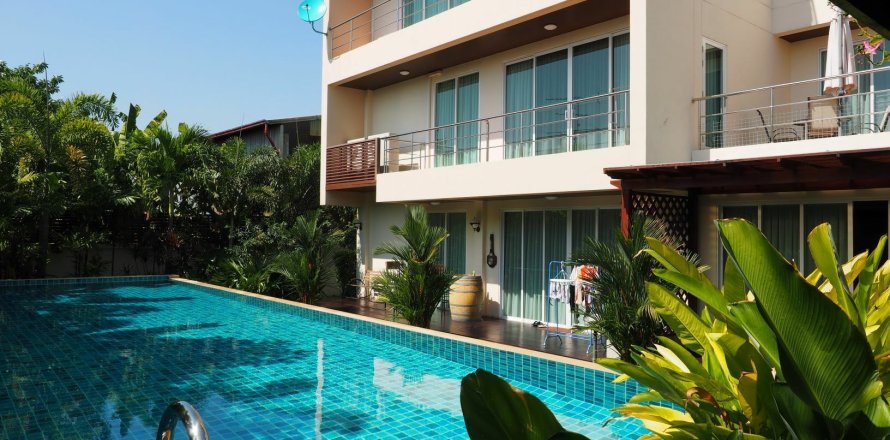 House in Phra Khanong, Bangkok, Thailand 5 bedrooms № 164612
