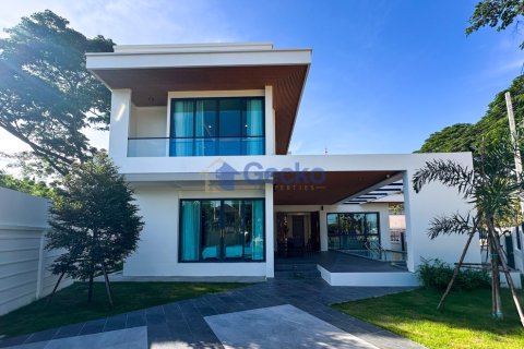House in Pattaya, Thailand 4 bedrooms № 196273