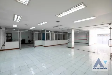 Commercial property in Khlong Toei, Bangkok, Thailand 730 sq.m. № 215964