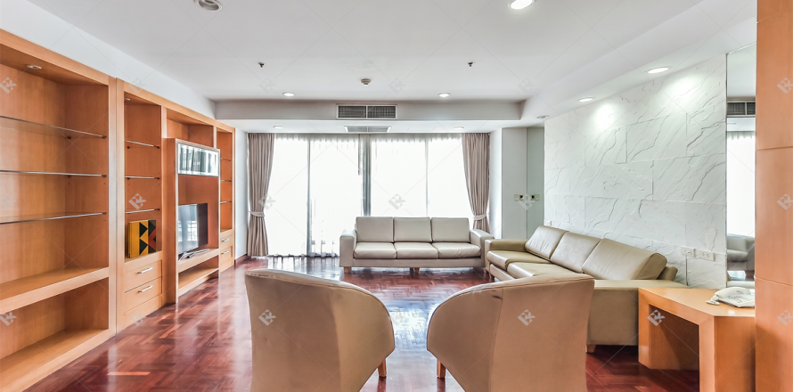 Apartment in Bangkok, Thailand 3 bedrooms № 197458