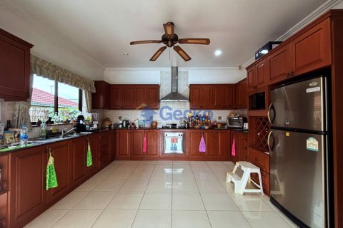 House in Pattaya, Thailand 3 bedrooms № 195817 - photo 9