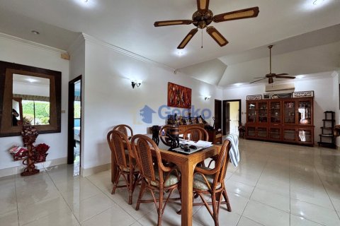House in Pattaya, Thailand 3 bedrooms № 195817 - photo 10