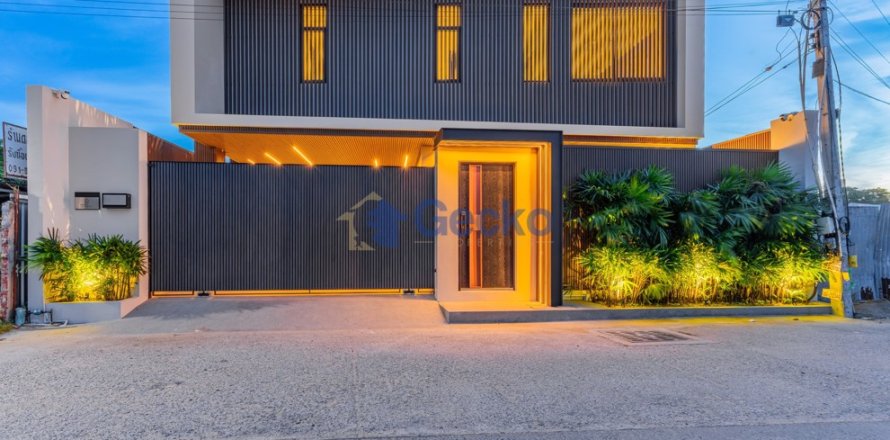House in Pattaya, Thailand 5 bedrooms № 195816