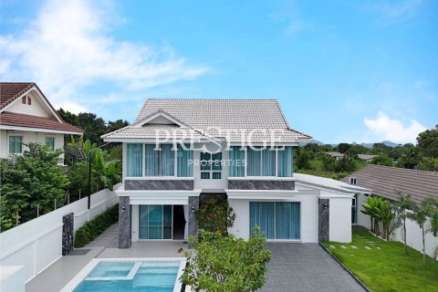 House in Pattaya, Thailand 5 bedrooms № 197906