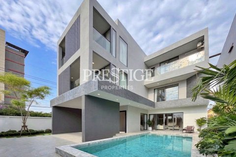 House in Pattaya, Thailand 6 bedrooms № 197642