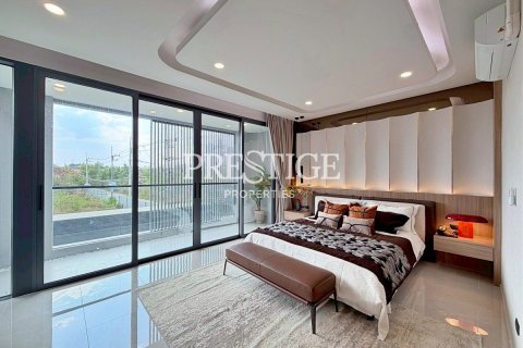House in Pattaya, Thailand 6 bedrooms № 197642 - photo 16