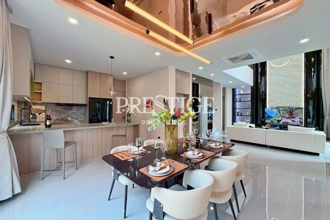 House in Pattaya, Thailand 6 bedrooms № 197642 - photo 8