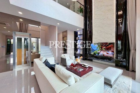 House in Pattaya, Thailand 6 bedrooms № 197642 - photo 5