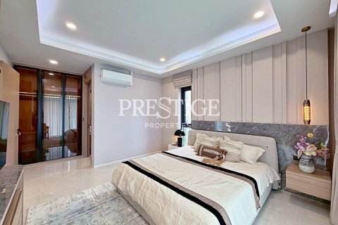 House in Pattaya, Thailand 6 bedrooms № 197642 - photo 23
