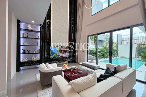 House in Pattaya, Thailand 6 bedrooms № 197642 - photo 3