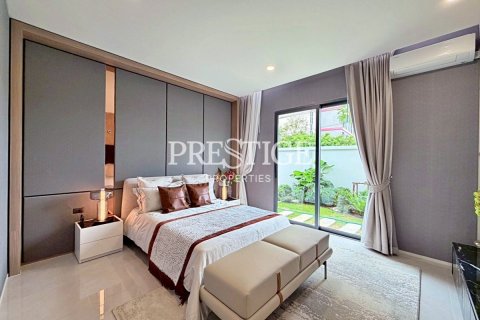 House in Pattaya, Thailand 6 bedrooms № 197642 - photo 11