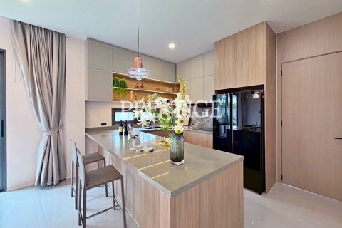 House in Pattaya, Thailand 6 bedrooms № 197642 - photo 10