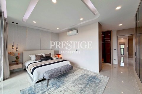 House in Pattaya, Thailand 6 bedrooms № 197642 - photo 28