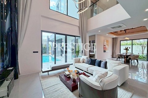 House in Pattaya, Thailand 6 bedrooms № 197642 - photo 2