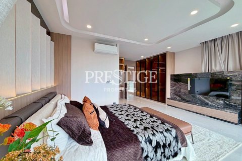 House in Pattaya, Thailand 6 bedrooms № 197642 - photo 17