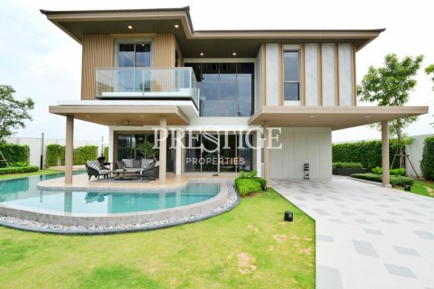 House in Pattaya, Thailand 4 bedrooms № 198608