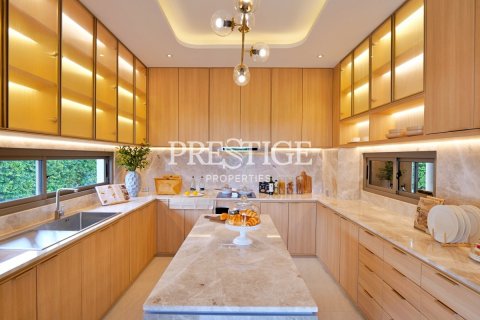 House in Pattaya, Thailand 4 bedrooms № 198608 - photo 8