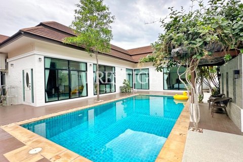 House in Pattaya, Thailand 4 bedrooms № 198611