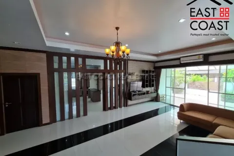 Casa de 4 dormitorios en Pattaya, Tailandia № 212695 - foto 15