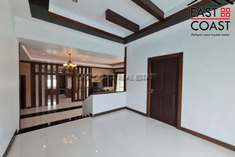 Casa de 4 dormitorios en Pattaya, Tailandia № 212695 - foto 14