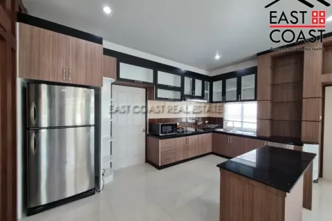 Casa de 4 dormitorios en Pattaya, Tailandia № 212695 - foto 9