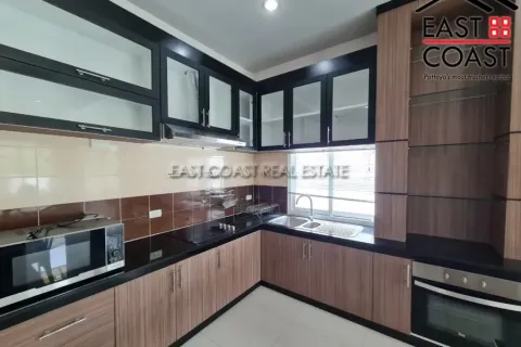 Casa de 4 dormitorios en Pattaya, Tailandia № 212695 - foto 11