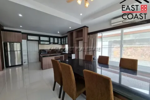 Casa de 4 dormitorios en Pattaya, Tailandia № 212695 - foto 8