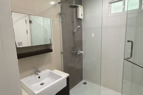 Кондоминиум с 2 спальнями в Ваттхане, Бангкок, Таиланд № 137037 - фото 13