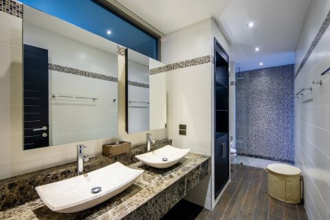 Villa in Phuket, Thailand 4 bedrooms № 156519 - photo 24