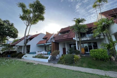 Townhouse in Pattaya, Thailand 3 bedrooms № 156516