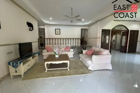 Casa de 5 dormitorios en Pattaya, Tailandia № 213699 - foto 10