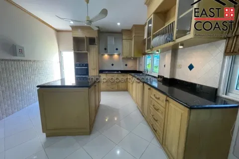 Casa de 5 dormitorios en Pattaya, Tailandia № 213699 - foto 14