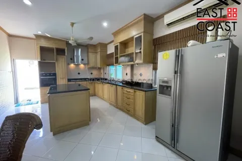 Casa de 5 dormitorios en Pattaya, Tailandia № 213699 - foto 13