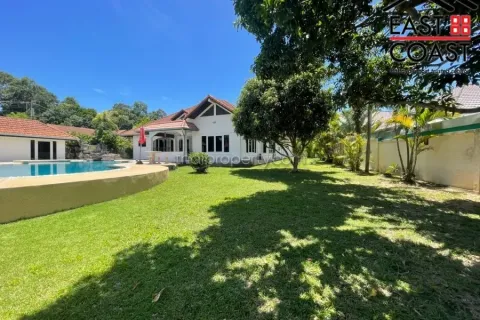 Casa de 5 dormitorios en Pattaya, Tailandia № 213699 - foto 4