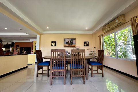 House in Kathu, Thailand 4 bedrooms № 137675 - photo 12