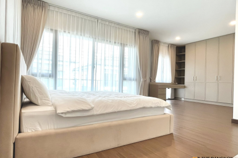 House in Bangkok, Thailand 4 bedrooms № 190319