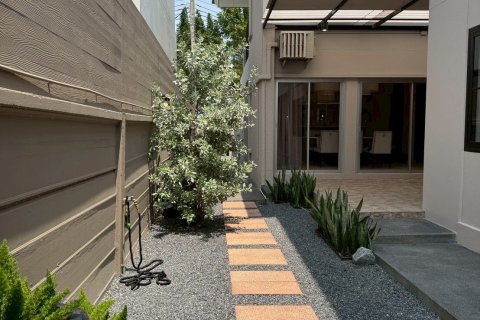 House in Suan Luang, Bangkok, Thailand 3 bedrooms № 148357 - photo 1