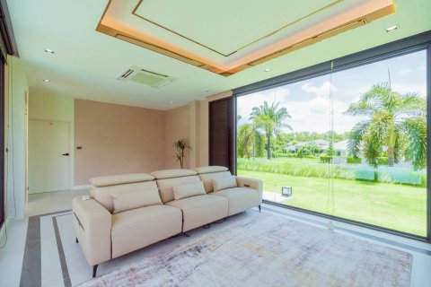 Villa in Pattaya, Thailand 4 bedrooms № 152769 - photo 13