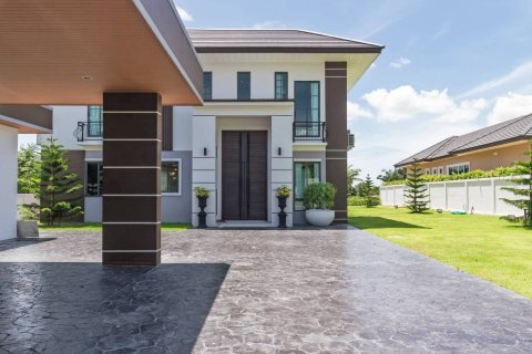 Villa in Pattaya, Thailand 4 bedrooms № 152769 - photo 2