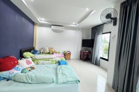 House in Phuket, Thailand 4 bedrooms № 147475 - photo 21