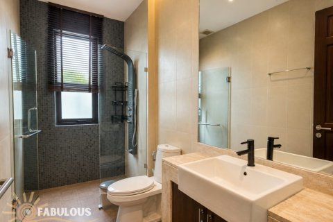 Villa in Bang Tao, Thailand 3 bedrooms № 179196 - photo 16